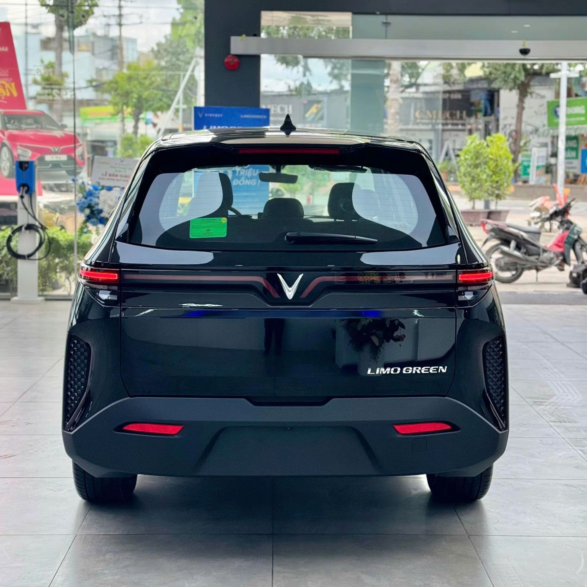 Chi tiết ngoại thất Limo Green 2